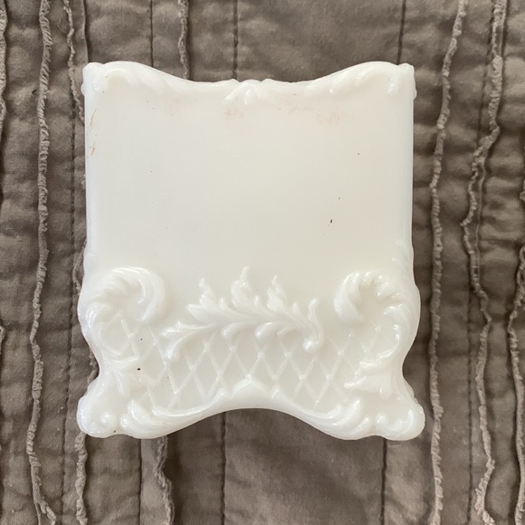 Milk glass - Picture 3 of 6